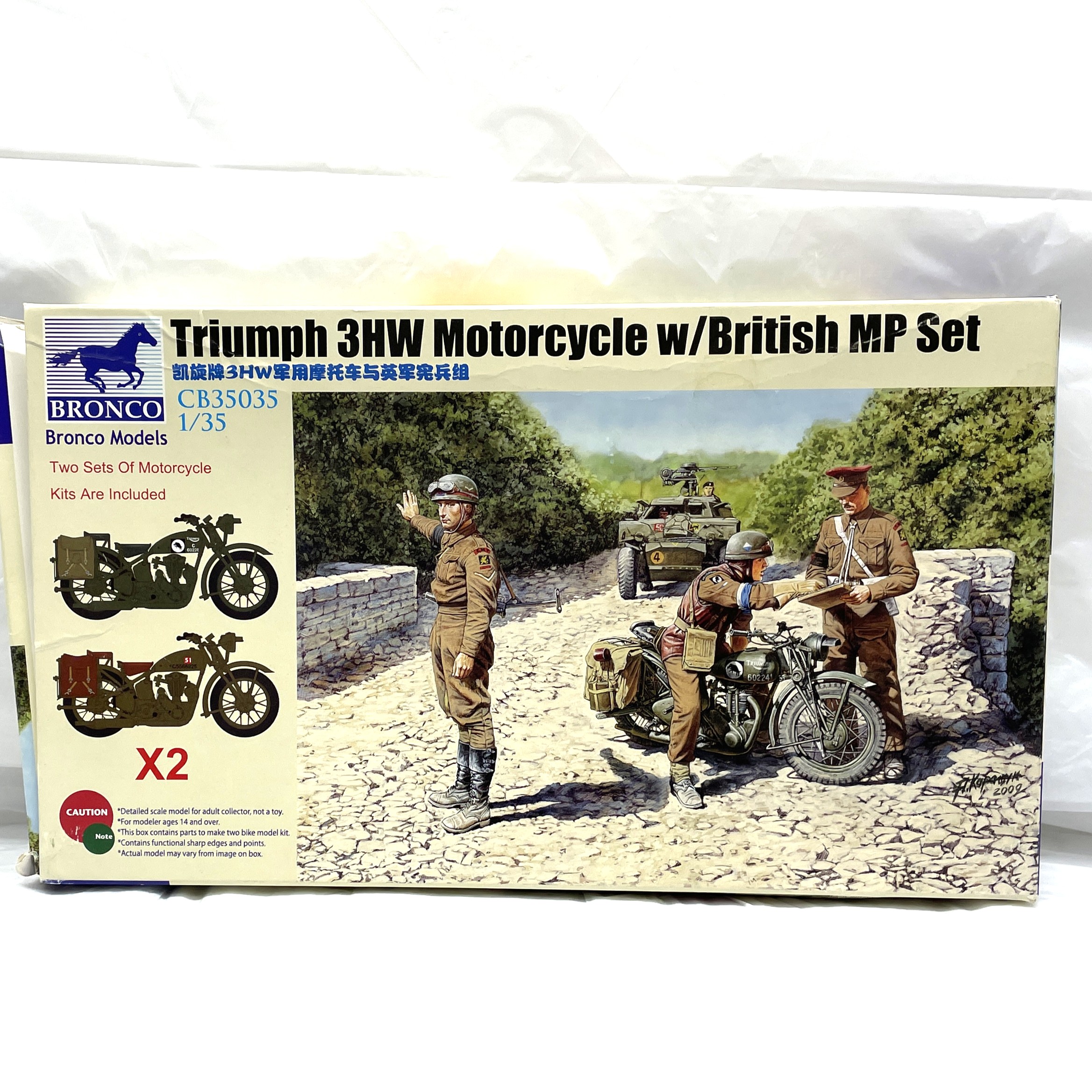ブロンコ 1/35 イギリス トライアンフ オートバイ3HW型+英兵3体&バイク2台