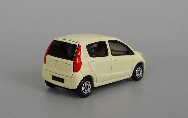 TOMICA Red Box No.19 Daihatsu Mira (Cream)