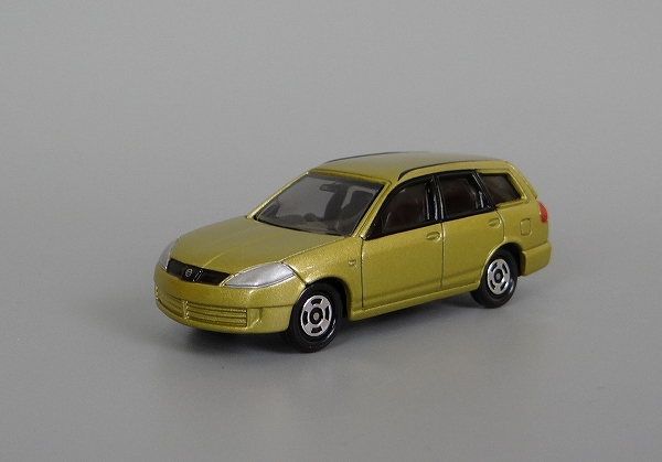 TOMICA Red Box No.18 Nissan Windroad (Gold)