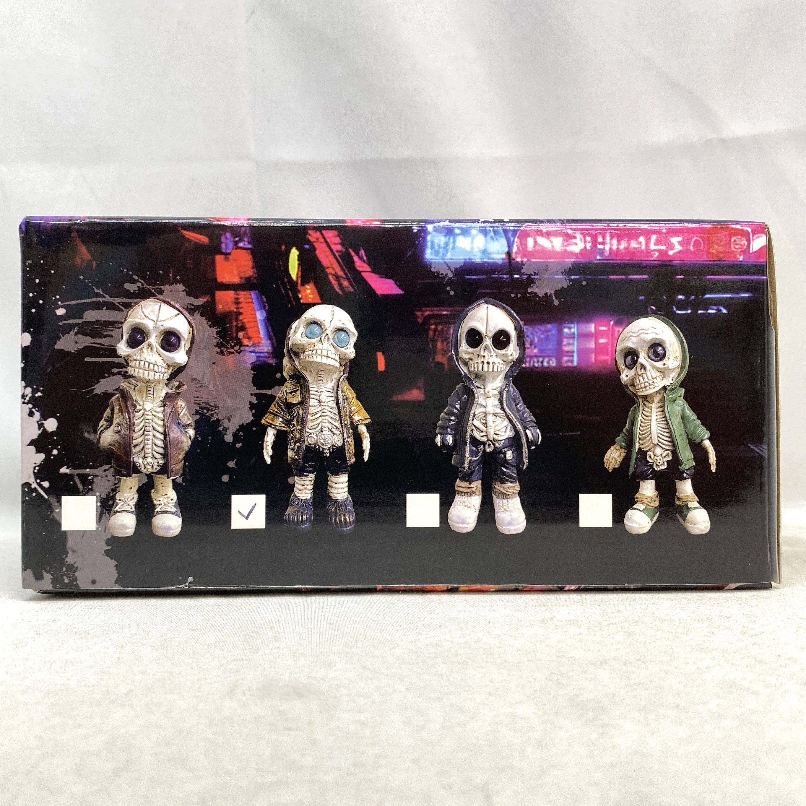 ストリートスカルフィギュア 黄色ジャケット・白濁目